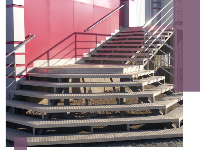 Лестницы для магазина в Глазове — изготовление и монтаж