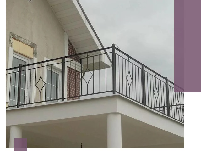 Изготовление балконных ограждений в Глазове из металла и стекла